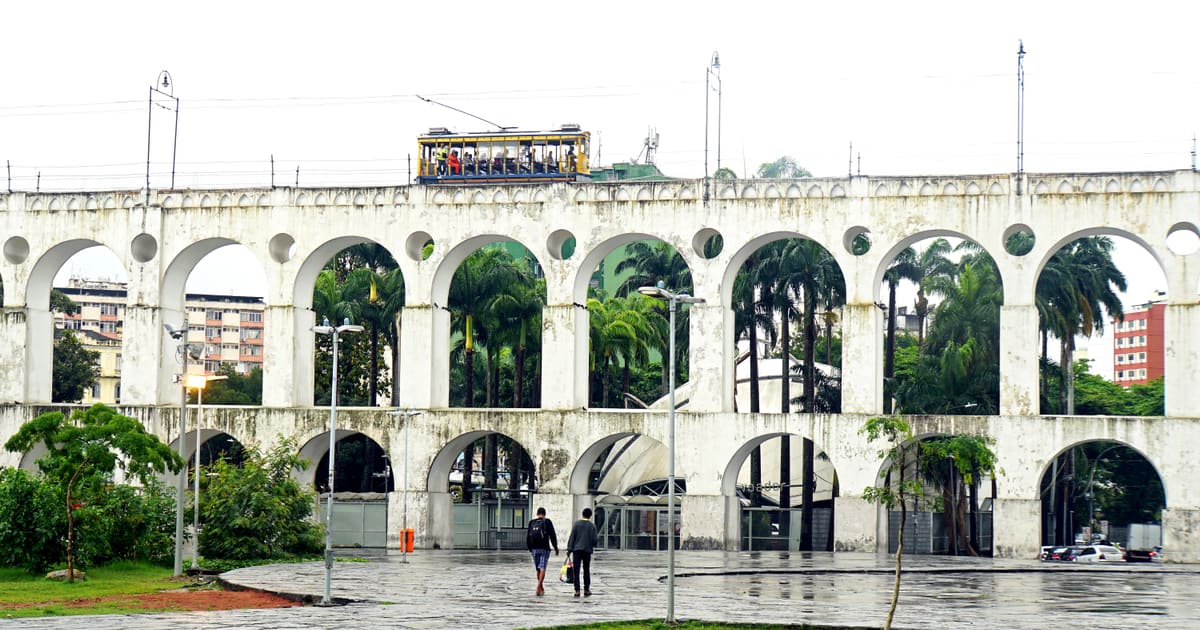 Pintor em atendimento real — referência visual para quem contrata em Itaboraí