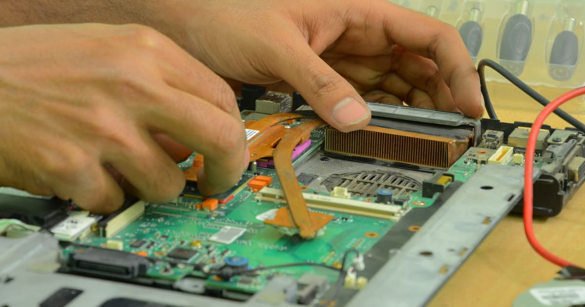 Encontre um profissional de técnico em informática: técnico em informática abrindo um computador de mesa para manutenção na bancada